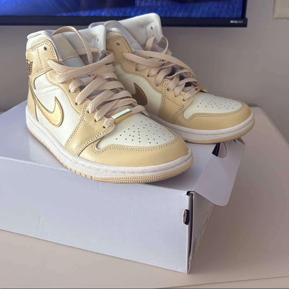 Air Jordan Mid 1 SE - Pale Vanilla